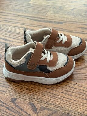 STRIDE RITE SNEAKERS